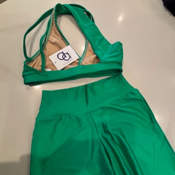 Dance Costume - Kelly Green Wide Leg Crop Pants and Top - Adult XS - Picture 2 of 2